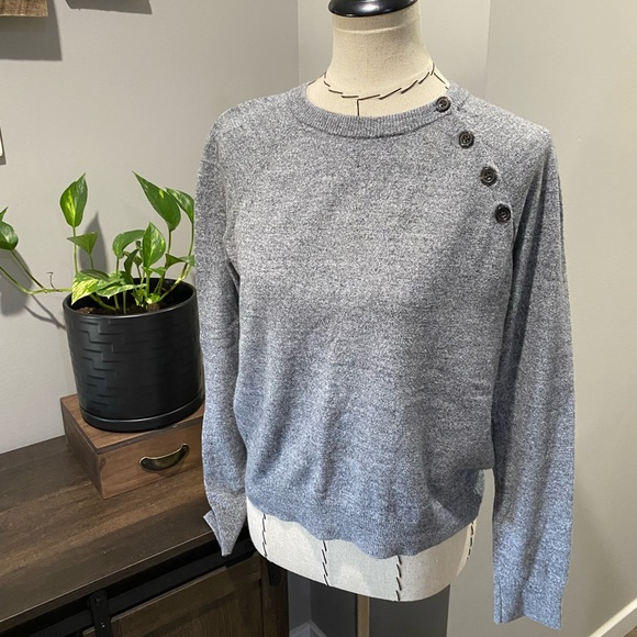 Abercrombie & Fitch sweater with button details. Woman’s size XSmall - Picture 10 of 14